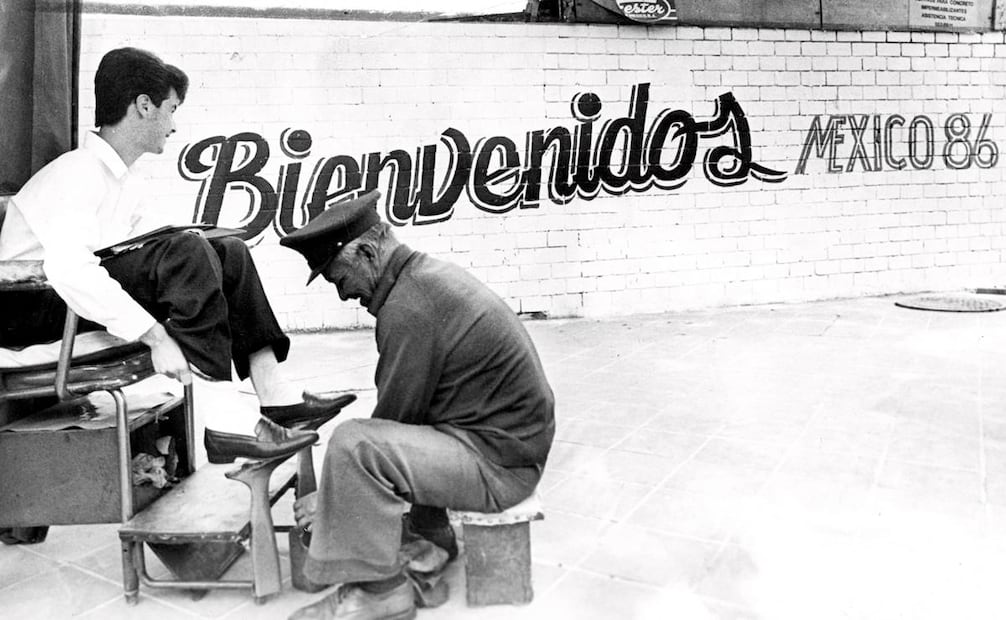 Barda para el Mundial de 1986. Se pintaron numerosas paredes con “welcome” y “hello” para los visitantes, aunque pronto se les agregaron mensajes como “no queremos goles, queremos frijoles” o “¡basta de circo!”. Foto: Archivo EL UNIVERSAL.