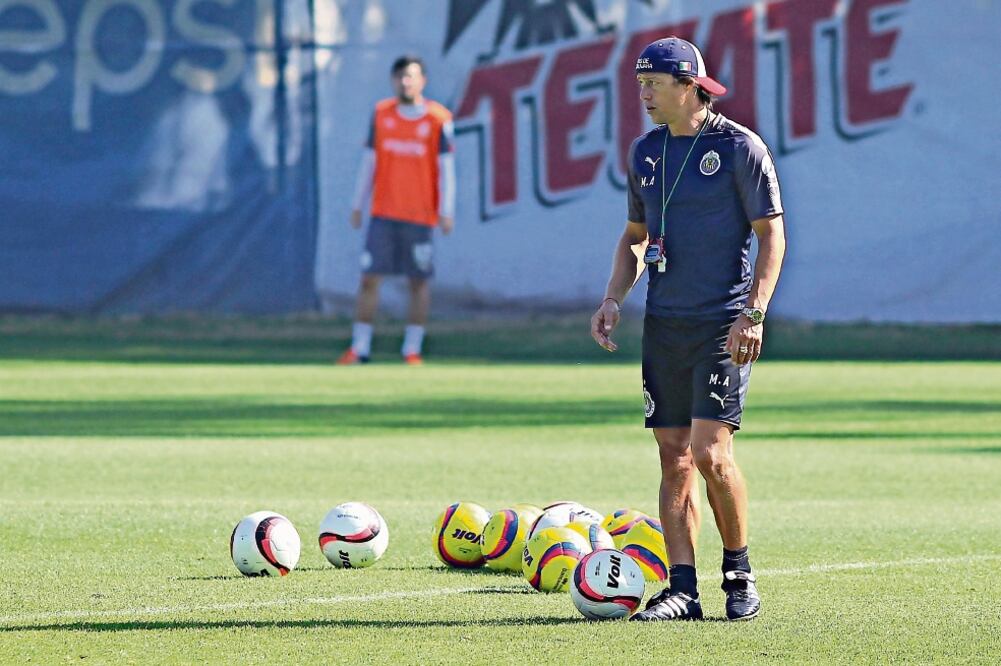 El Pelado afirma que las Chivas no lograron las contrataciones que él quería para competir (IMAGO7)
