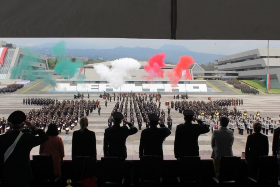 Sedena condecora a 13 generales por 45 años años de servicio 