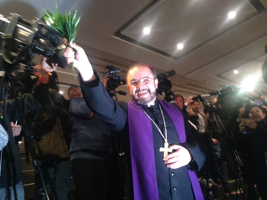 Eugenio Lira Rugarcía, coordinador de la visita del pontífice, bendijo la sala internacional de prensa en la Ciudad de México (Foto: Julián Sánchez)