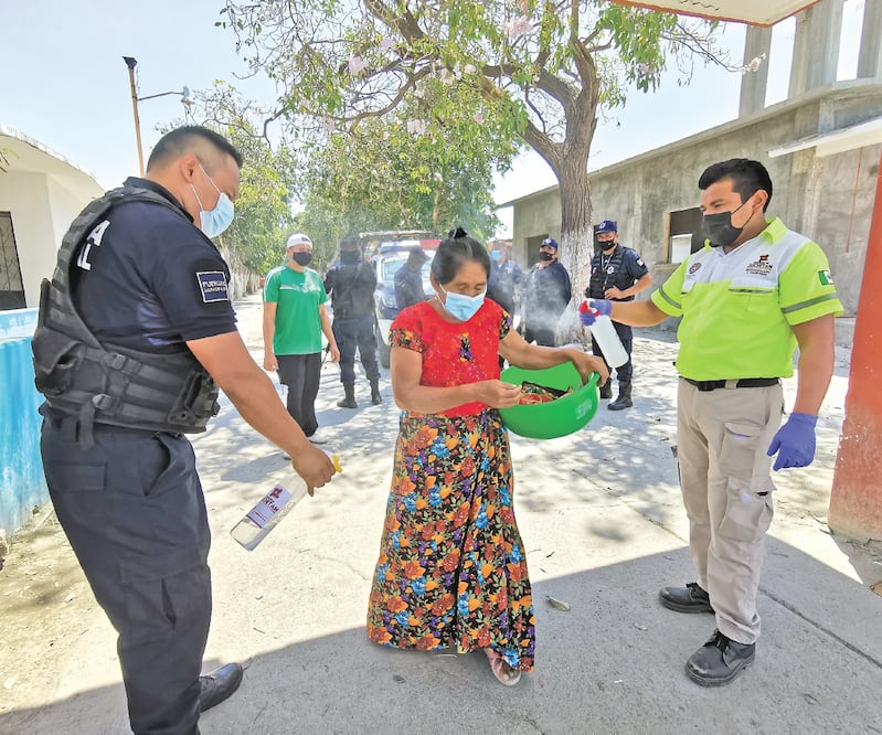 Para ingresar al panteón, los visitantes pasaron por filtros de sanitización y portaron cubrebocas en todo momento. Foto: ROSELIA CHACA. EL UNIVERSAL