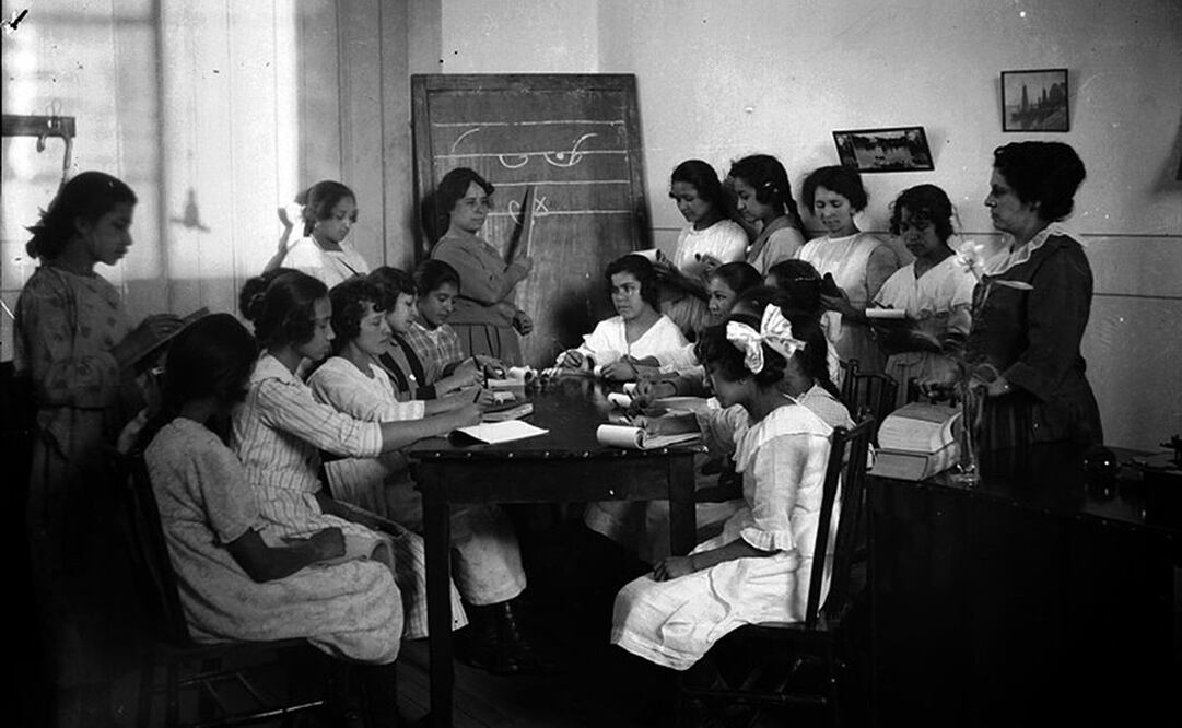 Adolescentes tomando clase de taquigrafía en un pizarrón, las clases se dividían en cursos donde enseñaban los símbolos y se realizaban prácticas hasta lograr la velocidad adecuada para graduarse como taquígrafas profesionales. Foto: Mediateca INAH/ Especial.