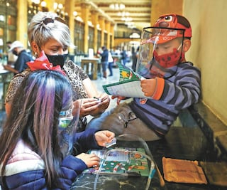 Llenos de ilusión, niños le escriben a los Reyes Magos