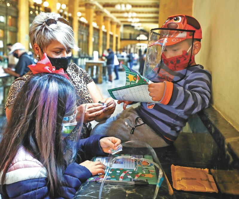 Con las sonrisas cubiertas, algunos pequeños no esperaron a llegar a casa y escribieron su carta en las instalaciones del Palacio Postal. Diego Simón/EL UNIVERSAL