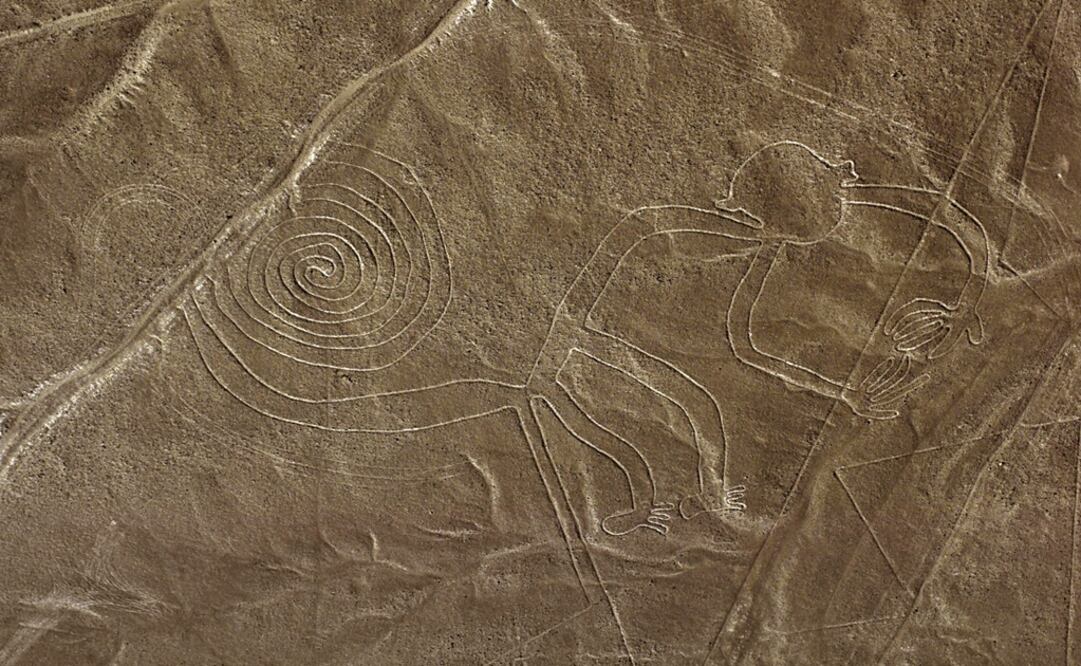 Con una extensión de 110 metros, el “Mono” es una de las 12 formas emblemáticas de las Líneas de Nasca; sobre él se puede ver el rastro de las llantas que pasaron por encima y causaron daños (HEINZ PLENGE PARDO/ PROMPERÚ)