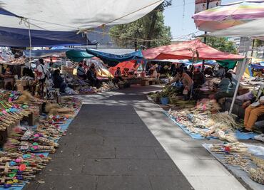 Sedeco informa que existen más de 3 mil comercios religiosos; "venta de artículos ha disminuido", afirman locatarios