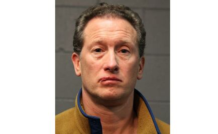 Acusan a sujeto de crueldad animal en Chicago tras lanzar a perros desde balcón