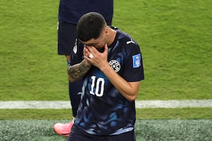 Miguel Almirón de Paraguay recibe la primera roja por la "Ley Prestianni" en la historia de los Mundiales