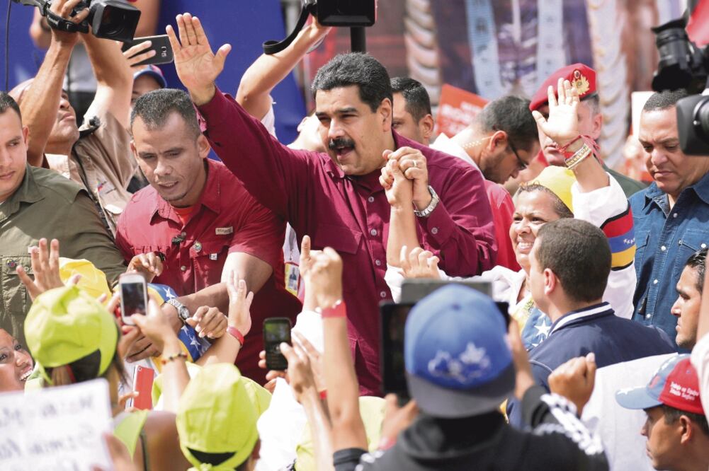 El presidente Nicolás Maduro se reunió ayer con simpatizantes frente al Palacio de Miraflores, en rechazo al presunto golpe parlamentario. (FOTO: MARCO BELLO. REUTERS)