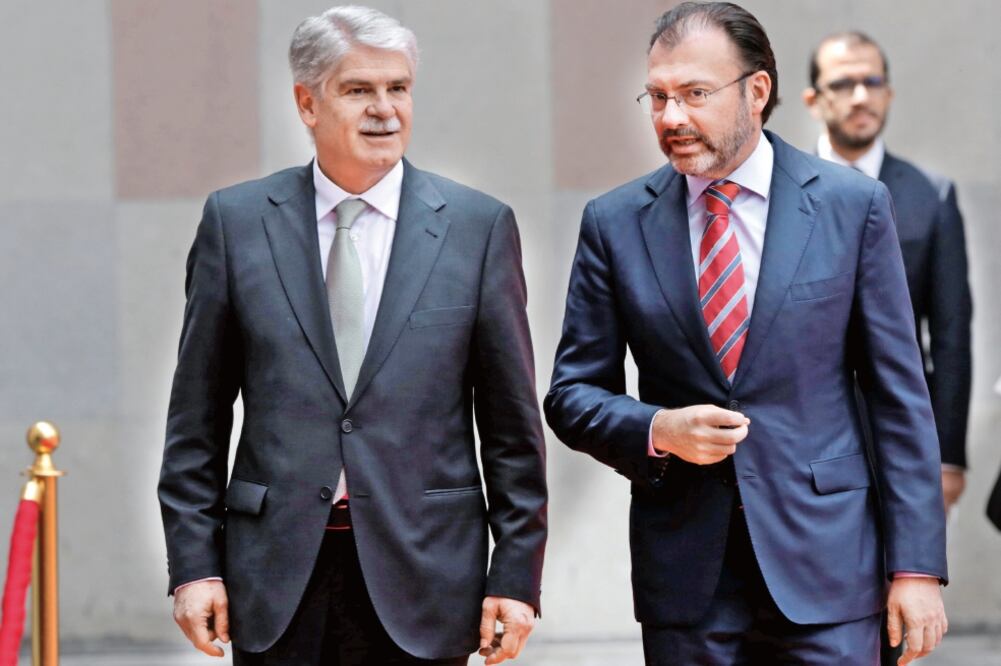 El Ministro de Asuntos Exteriores y de Cooperación de España, Alfonso Dastis, y el titular de la SRE, Luis Videgaray, destacaron que México y el país europeo celebran el 40 aniversario del restablecimiento de sus relaciones diplomáticas. FOTO: REUTERS