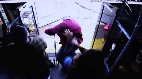 Captan momento en que mujer empuja a anciano de autobús en EU