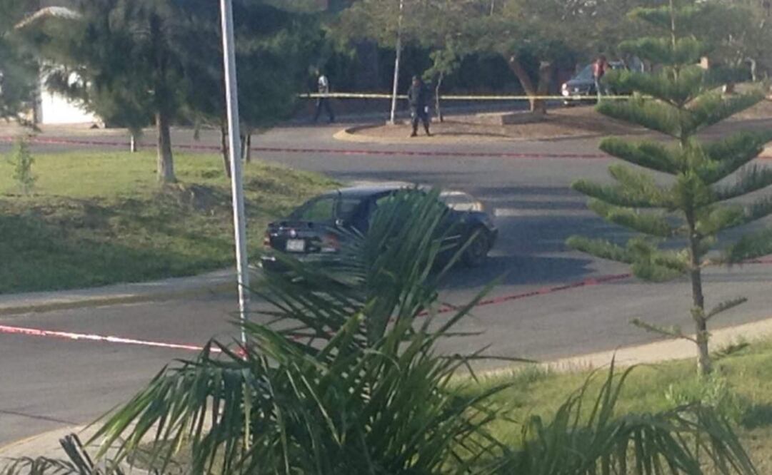 Un vehículo particular abandonado en la esquina de Paseo de los Olivos y Santa Lucia, del fraccionamiento Los Olivos. (FOTO: Cortesía de Lino Gochi)