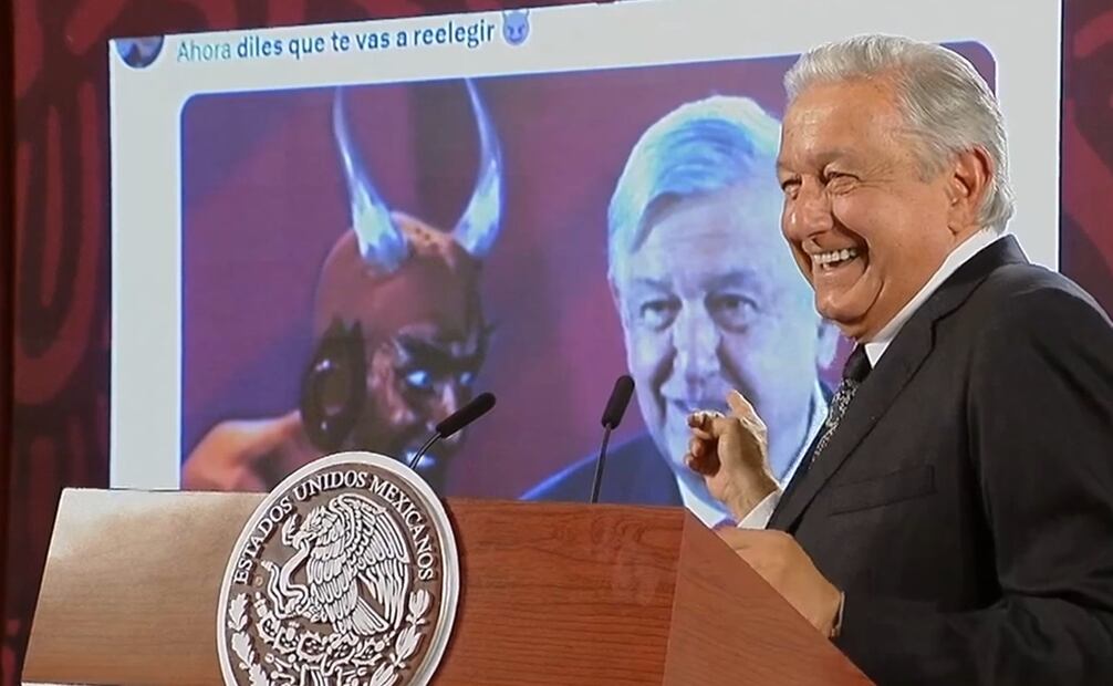 AMLO muestra memes en la mañanera sobre reelección. Foto: Captura