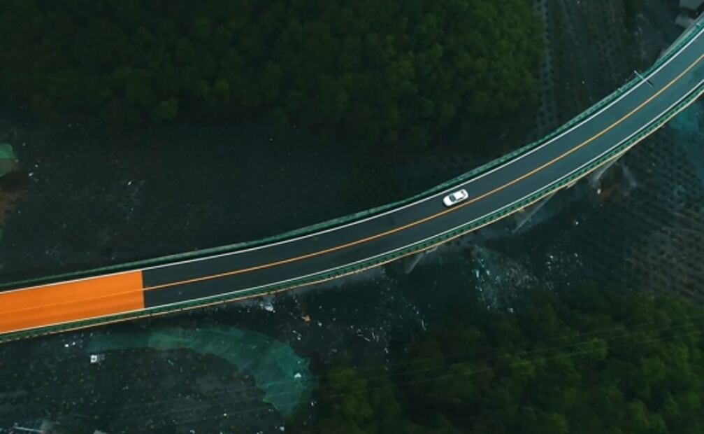 Sin cortar un solo árbol, China abre nuevo paso elevado de autopista escénica