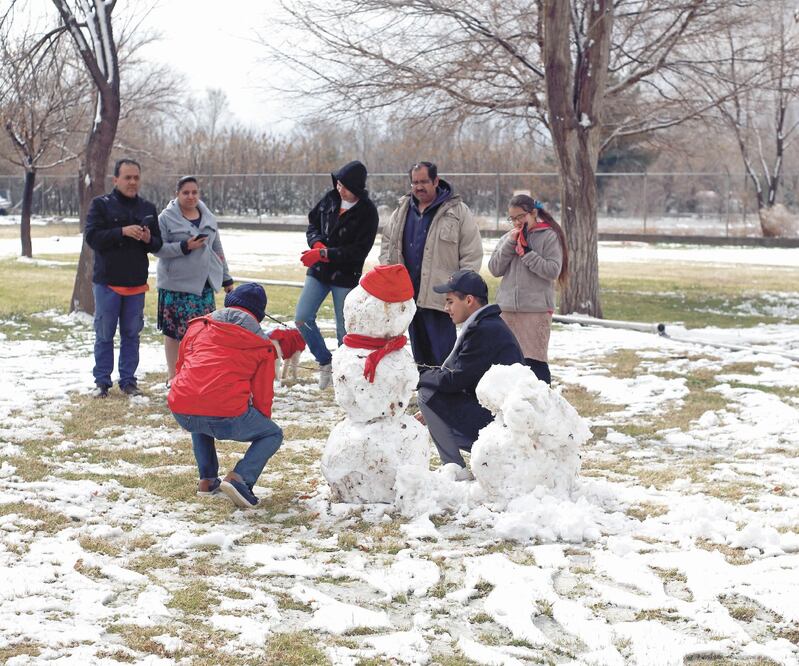 Habitantes de las zonas serranas, principalmente, pudieron disfrutar de la naturaleza cubierta de blanco debido a los efectos del frente frío número 38 y la octava tormenta invernal. Foto: CHRISTIAN TORRES. EL UNIVERSAL