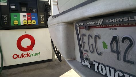 Juarenses cruzan a El Paso por gasolina más barata