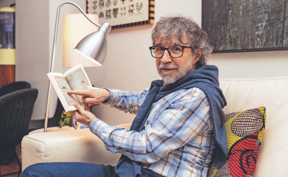 Fernando Fernández, quien muestra una reproducción del poema “El sueño de los guantes negros”que López Velarde dejó inconcluso, dice que el gran pendiente es limpiar de errores las obras reunidas del poeta. Foto Hugo Salvador/ EL UNIVERSAL