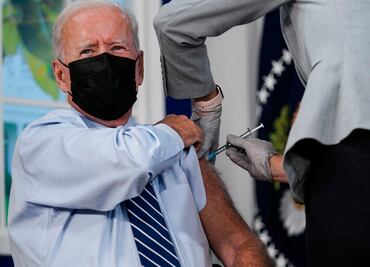 Biden recibe vacuna actualizada contra Covid-19 y otra contra la gripe