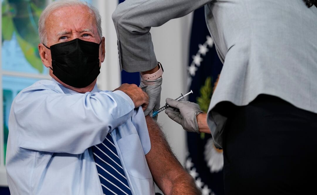 Biden, de 80 años, recibió las vacunas el viernes de manera simultánea y hace unas semanas también fue vacunado contra el virus respiratorio sincitial humano (VRS). Foto: EFE