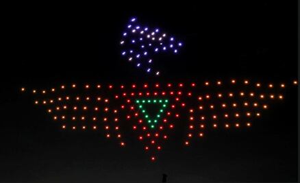 FOTOS: Con espectáculo de drones celebran el 80 aniversario del regreso del Escuadrón 201