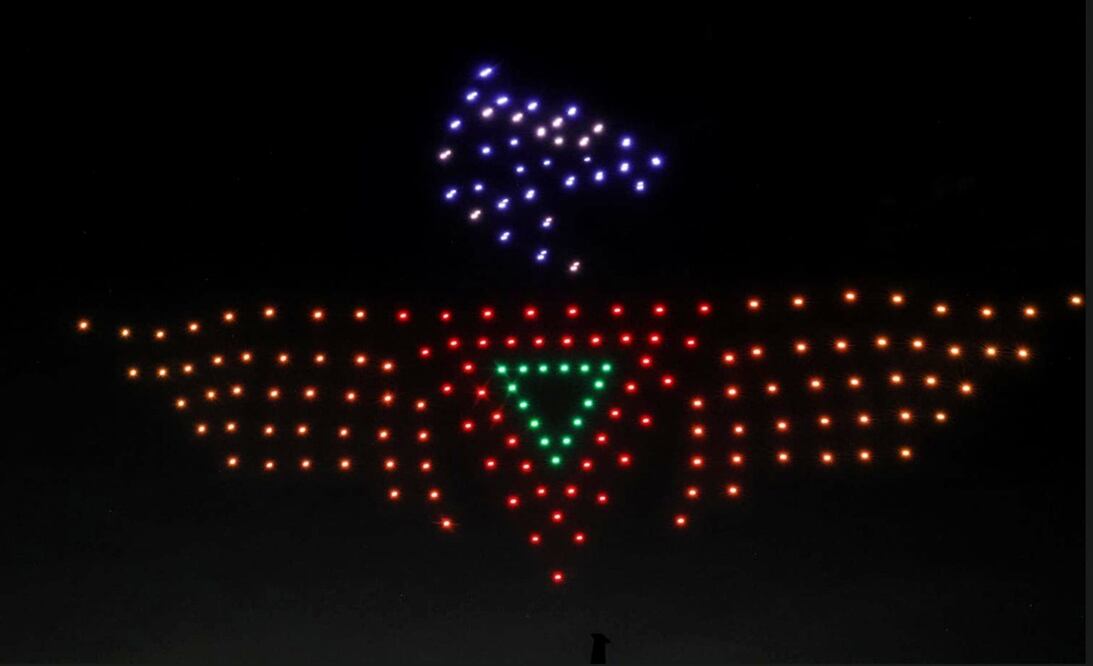 Espectáculo de drones de la empresa Space Drone Show en la Base Aérea Militar 1 Santa Lucia en conmemoración de los 80 años del regreso del Escuadrón 201, tras participar en la Segunda Guerra Mundial, el martes 18 de noviembre de 2025. Foto: Gabriel Pano/EL UNIVERSAL