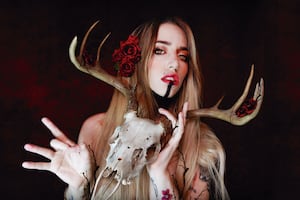 Anna Fiori lleva las fases del duelo al metal