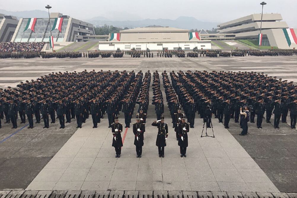 El titular de la Sedena, Salvador Cienfuegos, informó que los 357 nuevos subtenientes recibieron título y certificado de estudios. (SEDENA)