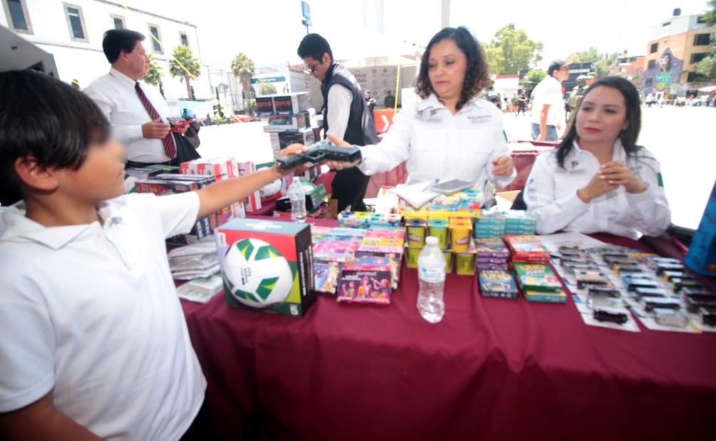 Canje de armas suma 218 armas y 353 granadas entregadas en Edomex; incluyen intercambio de juguetes bélicos.
Foto: Especial.