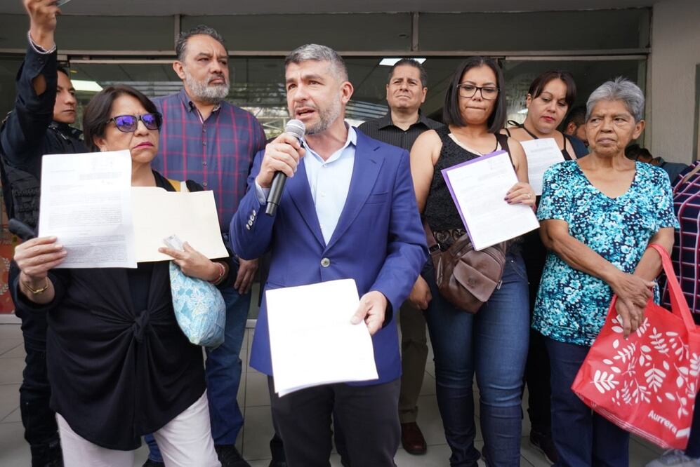 Vecinos de MH interponen denuncia ante FGJ. Los acompaña el alcalde, Mauricio Tabe. Foto. Especial
