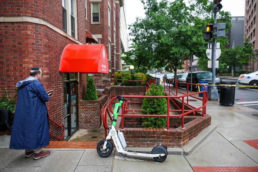 Un hombre reza cerca del punto donde fueron asesinados dos empleados de la Embajada de Israel, en Washington DC. FOTO: AFP