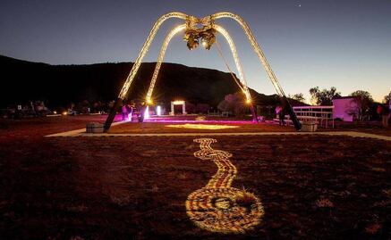 El corazón del desierto australiano se ilumina con diseños aborígenes