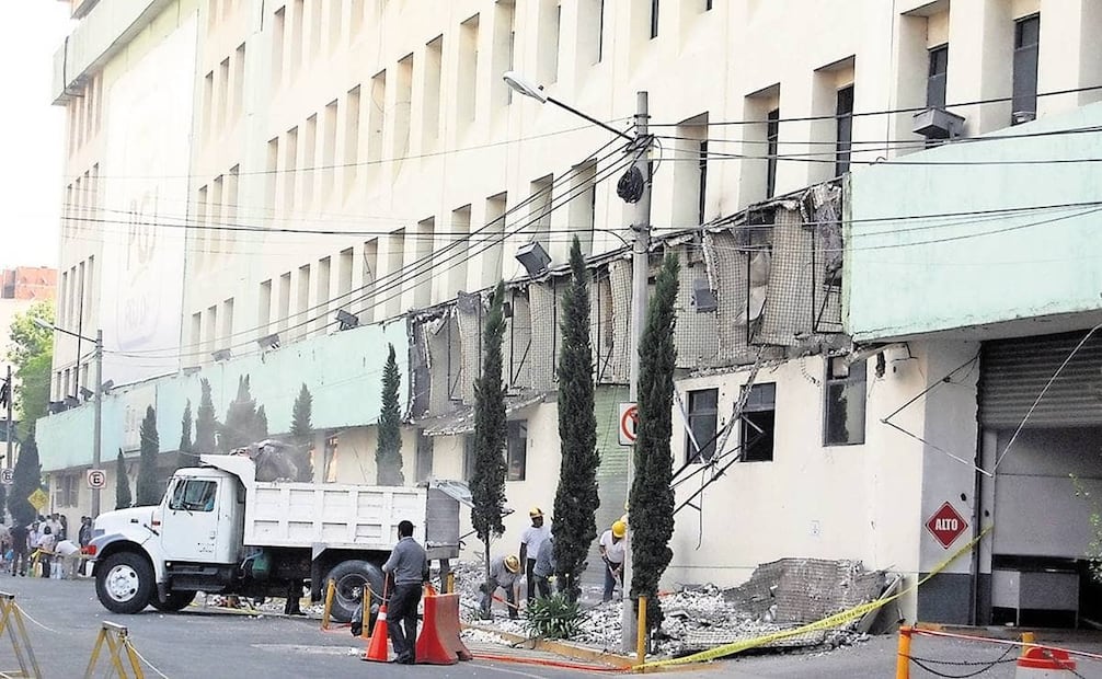 En 1985, los judiciales impidieron a la prensa acercarse al derrumbe. Esta imagen del edificio de la PGJ es de 2017, cuando la marquesina del llamado "búnker" se desplomó durante la madrugada. Archivo EL UNIVERSAL.