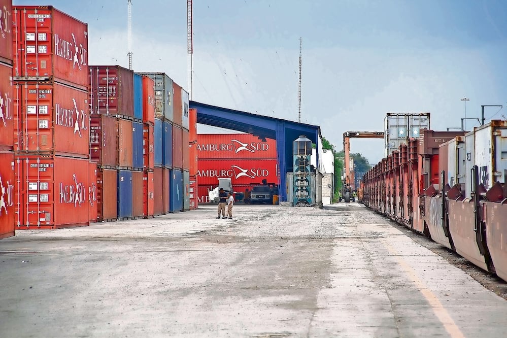 México lleva tres décadas seguidas manteniendo un superávit comercial con la nación más poderosa del planeta, ya que vende mayores productos de los que compra desde 1995.