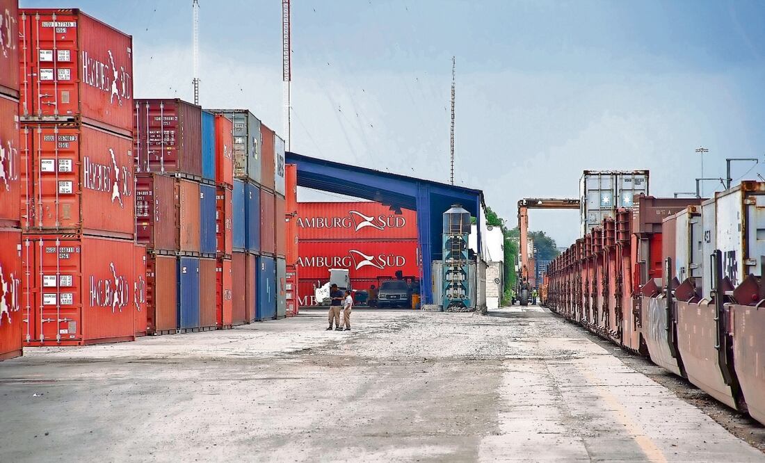 México lleva tres décadas seguidas manteniendo un superávit comercial con la nación más poderosa del planeta, ya que vende mayores productos de los que compra desde 1995.