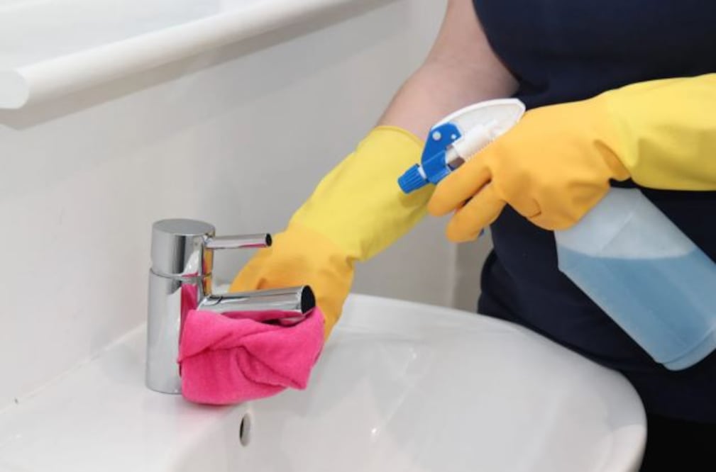 Evita la aparición de sarro en la llave del lavabo. Foto: Freepik