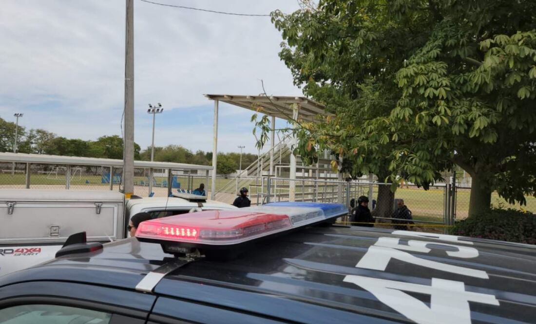 La víctima del ataque fue identificado como Jesús Alexis “N”, de 28 años de edad quien permanecía en las gradas de un campo deportivo en Sinaloa (22/03/2025). Foto: Cortesía