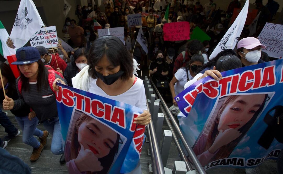 Los manifestantes que acompañó Roa movilización colocaron algunas pancartas en donde exigían justicia. Foto: Germán Espinosa