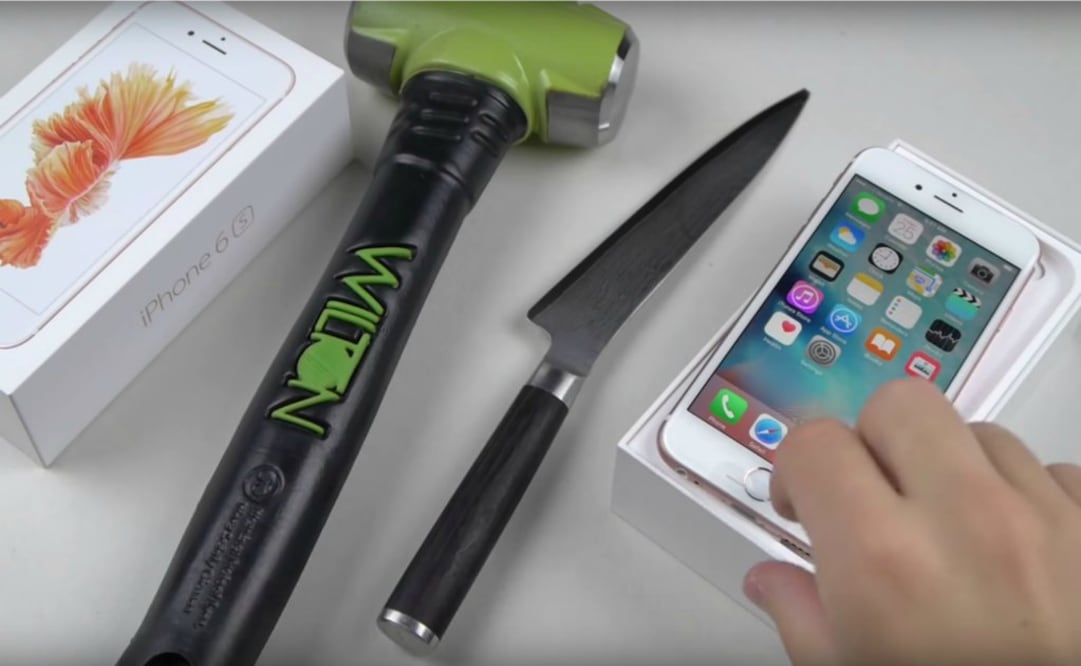 En el video también se puede apreciar como la pantalla del iPhone 6S resiste los primeros embates de un martillo, el cual se deja caer en el display