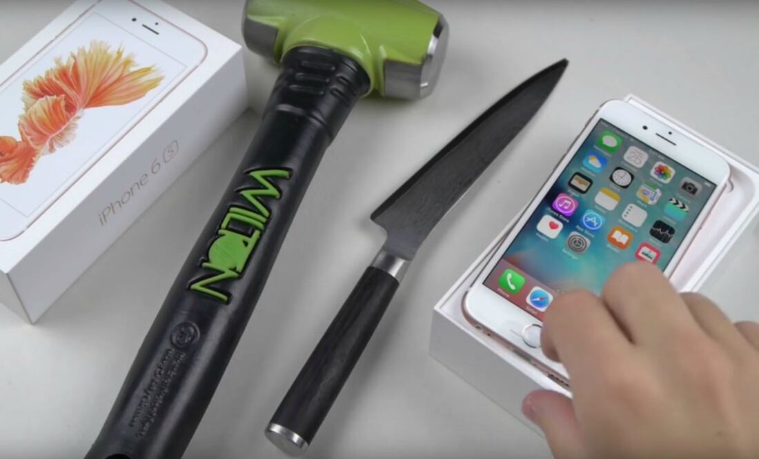 En el video también se puede apreciar como la pantalla del iPhone 6S resiste los primeros embates de un martillo, el cual se deja caer en el display