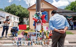Ronaldo Salgado rinde homenaje en el lugar donde su padre, Lorenzo Salgado Araujo, murió a manos de un agente del ICE en Houston, Texas. Foto: AFP