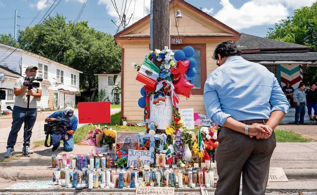 Ronaldo Salgado rinde homenaje en el lugar donde su padre, Lorenzo Salgado Araujo, murió a manos de un agente del ICE en Houston, Texas. Foto: Brandon Bell / GETTY IMAGES NORTH AMERICA / Getty Images via AFP