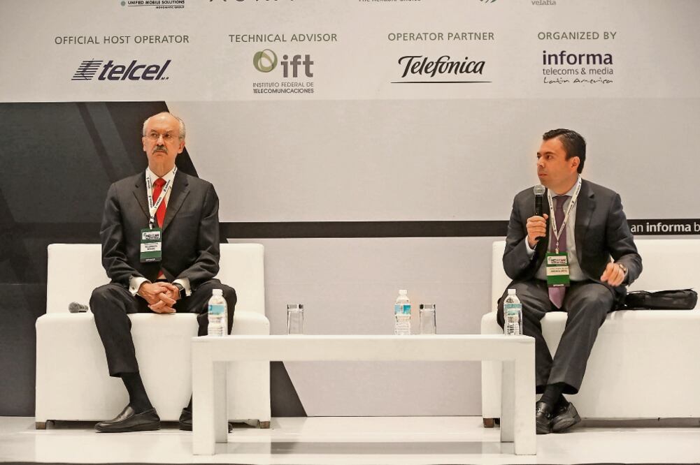 Francisco Gil Díaz, presidente de Telefónica México, y Daniel Bernal, director de Asuntos Regulatorios de América Móvil, ayer durante su participación en el Mexican Telecom Forum (JUAN CARLOS REYES. EL UNIVERSAL)