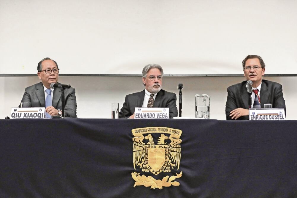 Qiu Xiaoqi, embajador de China (izq.), encabezó la conmemoración del 20 aniversario del regreso de Hong Kong a China, y dijo que la relación con México es muy importante, es su segundo socio comercial en América Latina (ALEJANDRO ACOSTA. EL UNIVERSAL)