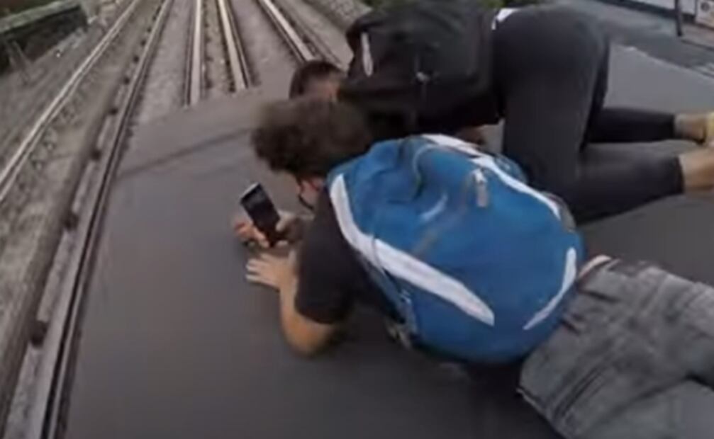Jóvenes se graban “surfeando” sobre tren de la Línea 9 del Metro CDMX