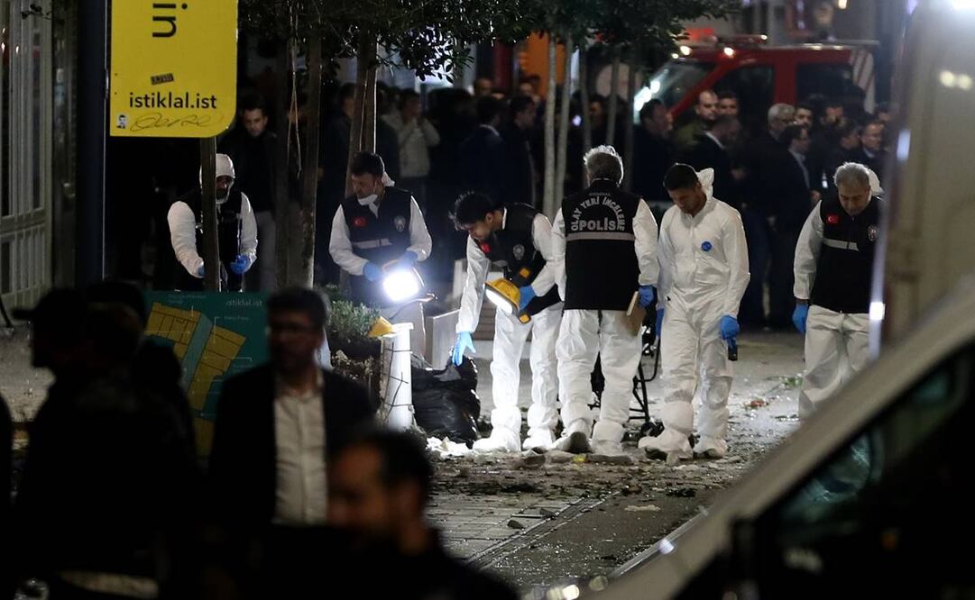 Policías y paramédicos llegaron para auxiliar en el lugar de la explosión en la avenida peatonal Istiklal de Estambul. Foto: EFE