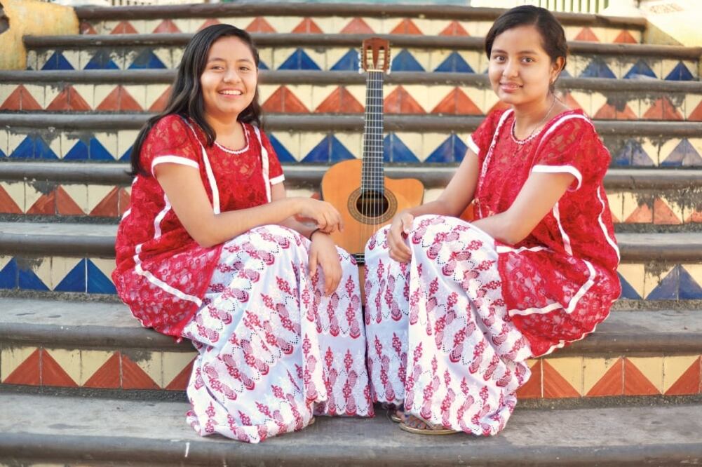 Las hermanas Laura Diana y Celia Alizet García, de 16 y 15 años, dicen que en esta vida todo se puede. Que sepan todos es su primer disco grabado en dueto, un homenaje a los compositores Álvaro Carrillo e Indalecio Ramírez. (SALVADOR CISNEROS. EL UNIVERS)