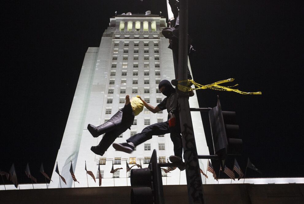 Durante la manifestación se escucharon consignas como 'ese no es mi presidente' y 'respeto a todas las mujeres' (EFE)