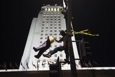 Se manifiestan contra Trump en la alcaldía de Los Ángeles