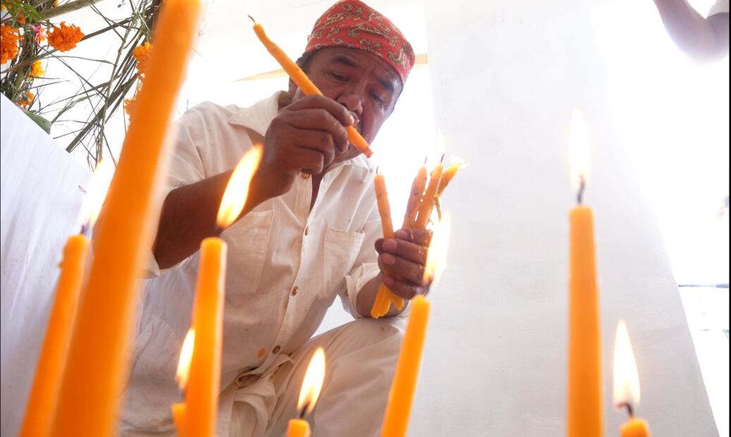 Mazatecos realizan ritual en el panteón de Huautla de Jiménez para recibir a las ánimas que visitarán a sus seres queridos, en Oaxaca, el 27 de octubre de 2025. Foto: Edwin Hernández/EL UNIVERSAL