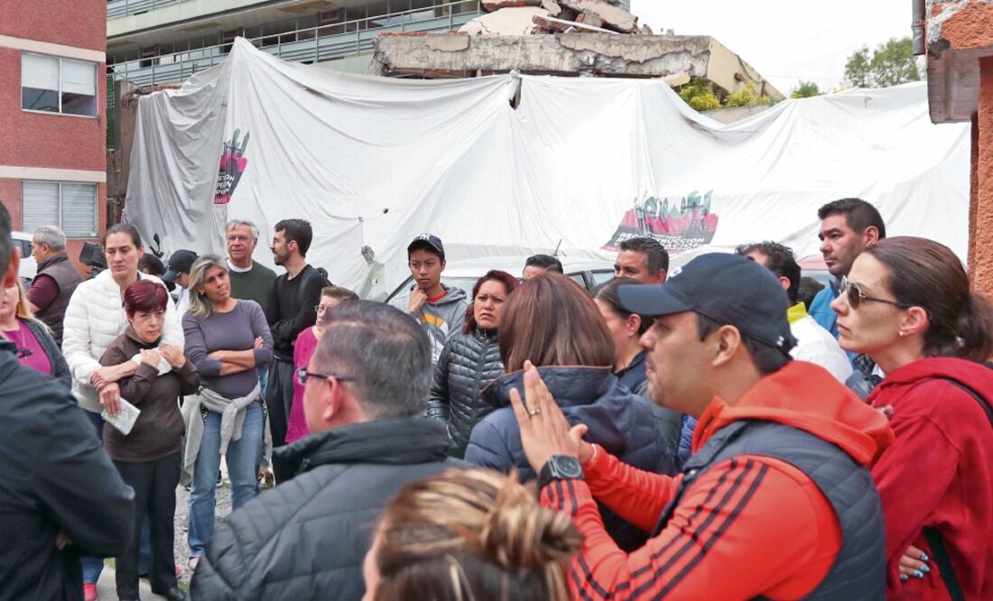 Resistencia. El pasado 5 de julio, padres de víctimas del Colegio Rébsamen se opusieron a la segunda demolición parcial del inmueble. Foto: ARCHIVO EL UNIVERSAL